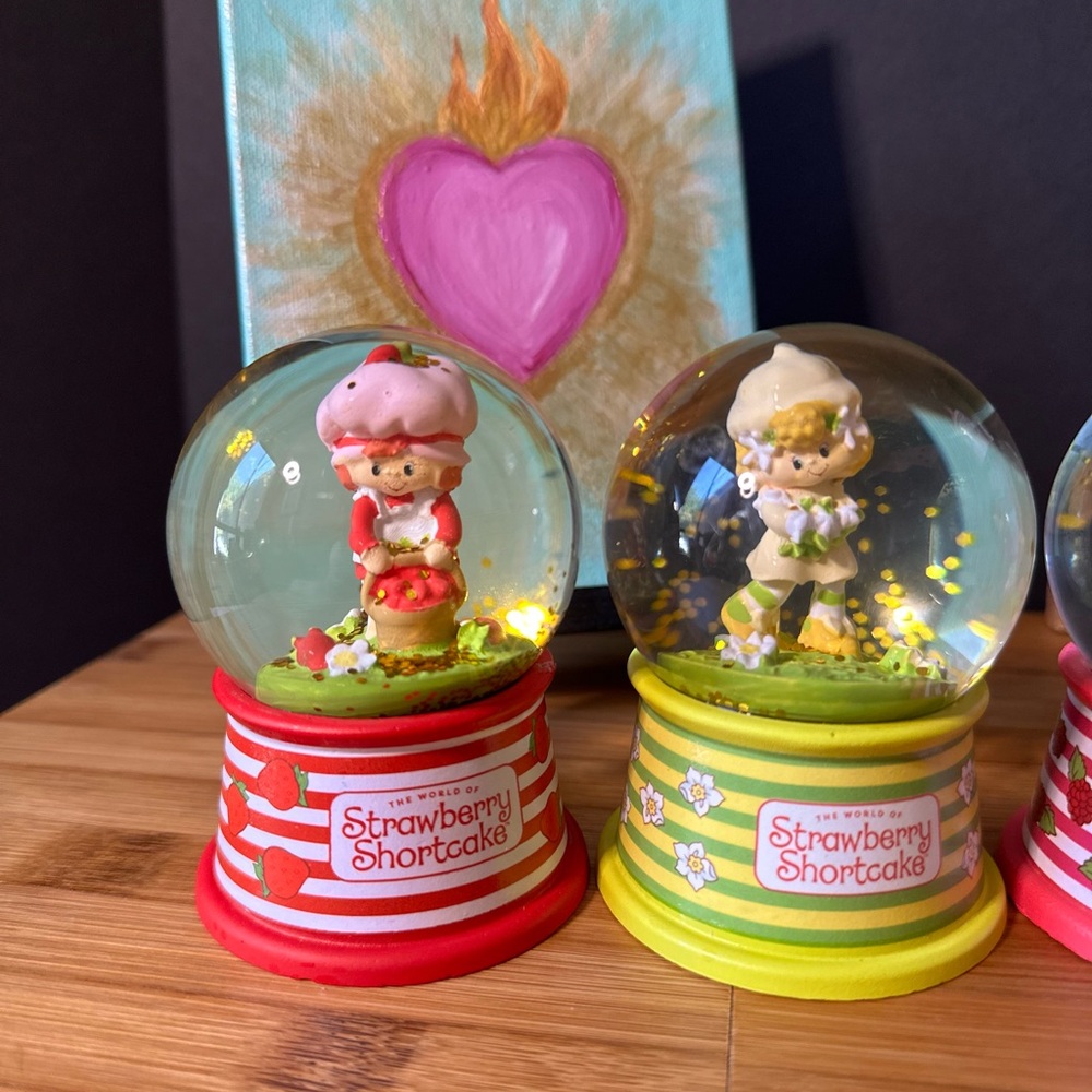 Strawberry Shortcake snow globe set of four 🍓 - Picture 7 of 8
